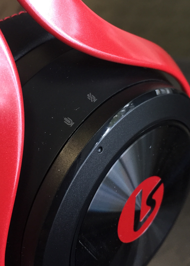 Closeup of earcup wheel in unmute position