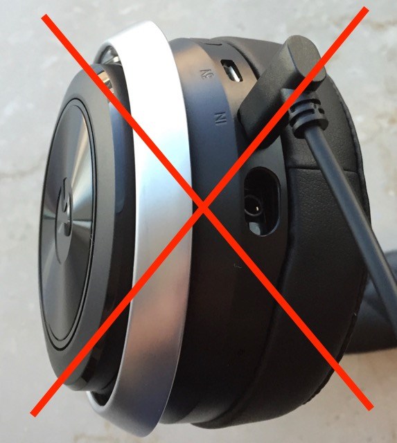An image showing the incorrect way to plug in the Lucid Sound headphones