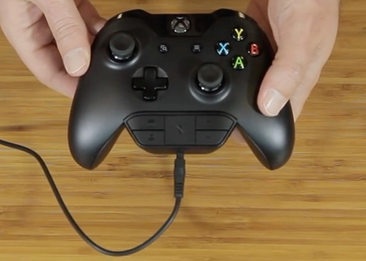 A image showing where to connect the other end of the chat cable if you have an Xbox controller with a headset adapter
